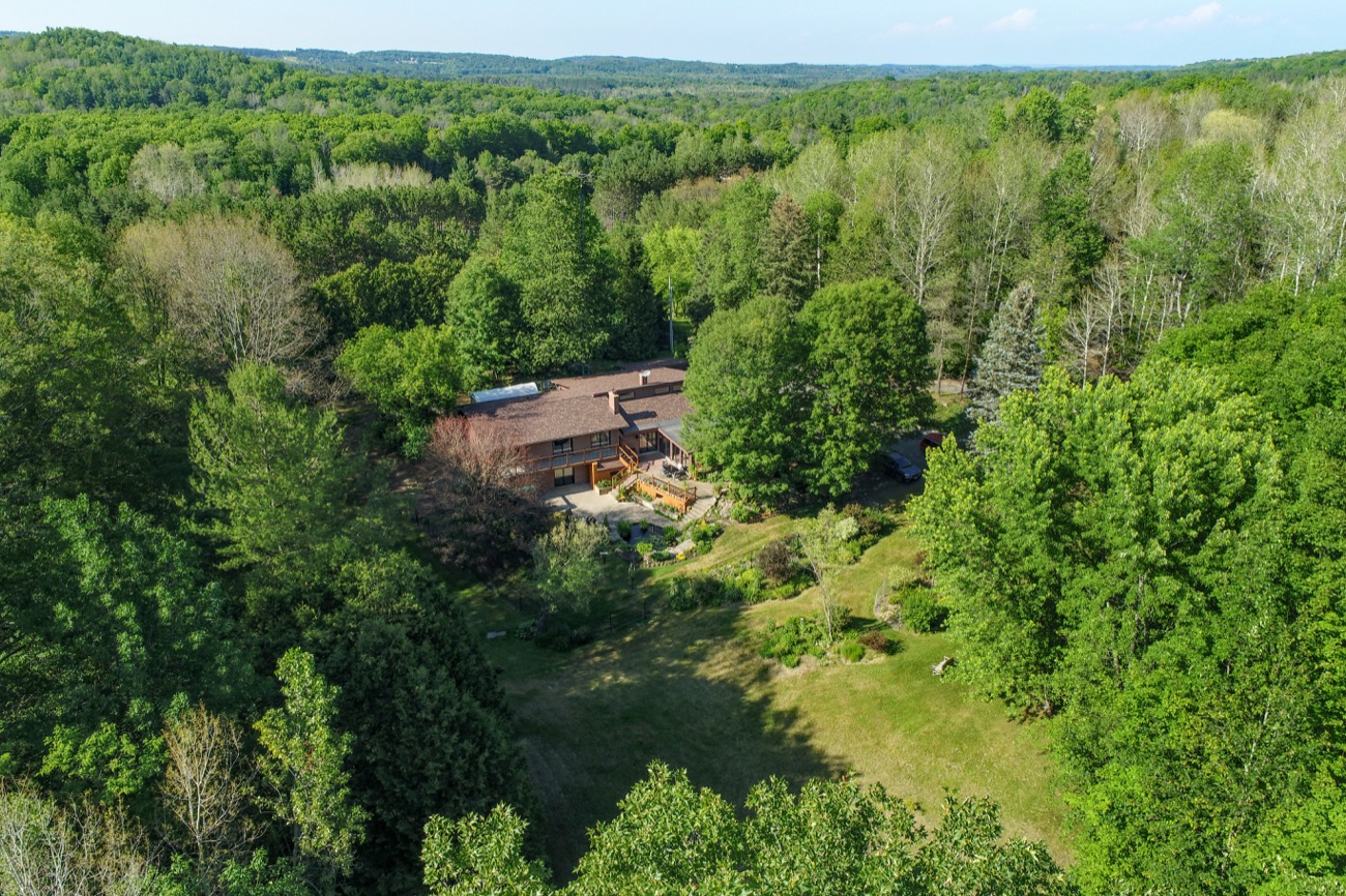 Mono, Ontario Sold 1,249,000 (Offer) — Royal LePage RCR Realty