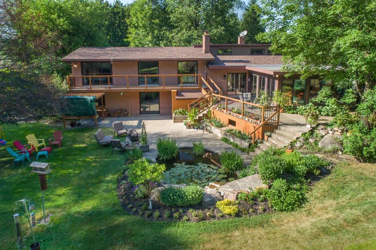 Mono, Ontario Sold 1,249,000 (Offer) — Royal LePage RCR Realty